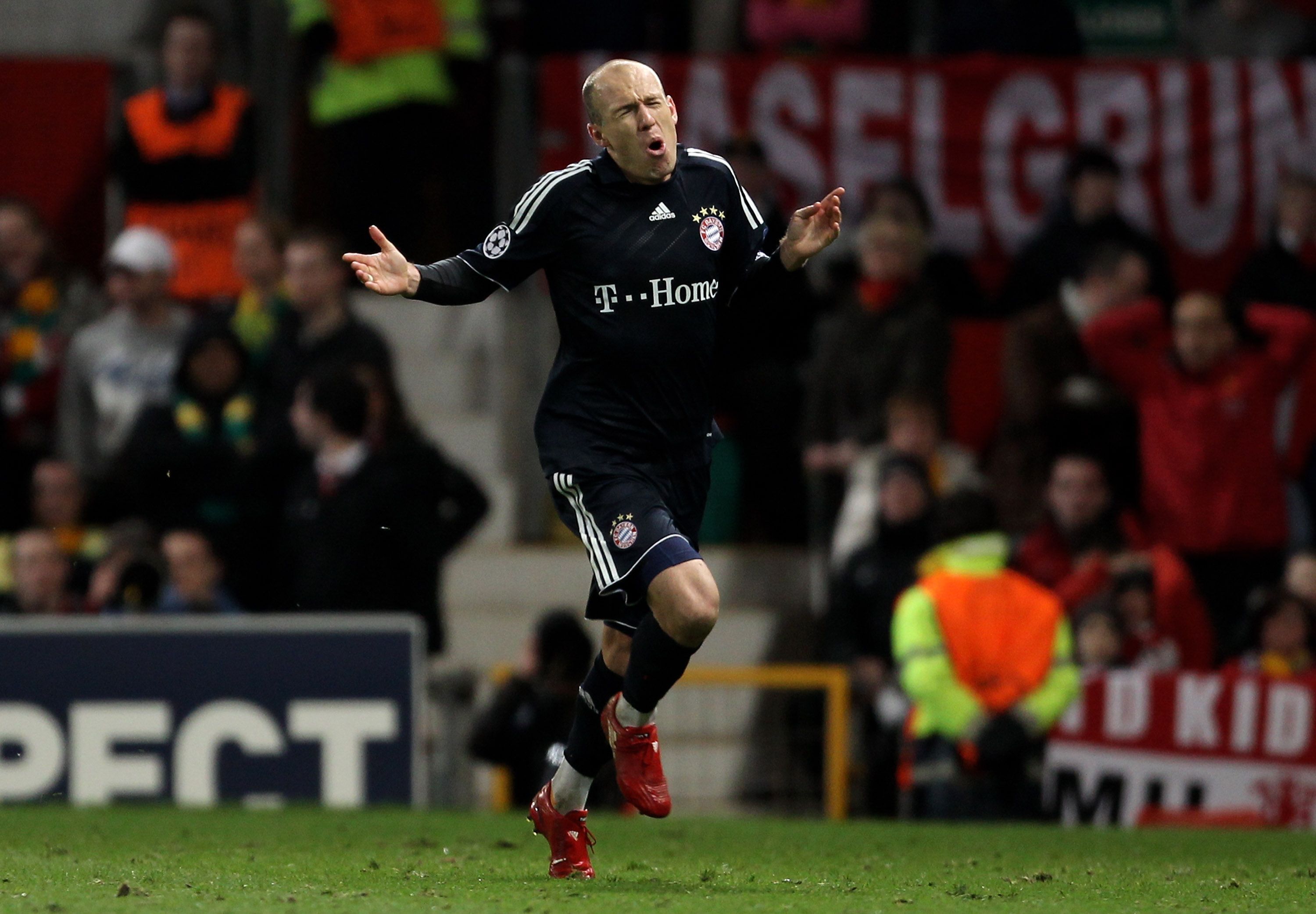 
                <strong>ManUtd - FC Bayern: 3:2 (2009/10, Viertelfinale, Rückspiel)</strong><br>
                Ecke Ribery, Volley Robben - der Rest ist Ekstase. München wirft Manchester trotz Niederlage aus der Königsklasse und scheitert erst im Finale an Inter Mailand. FC Bayern gegen ManUtd steht für Spektakel, Emotionen und späte Tore - eine gute Voraussetzung für das Viertelfinale 2013/14.
              