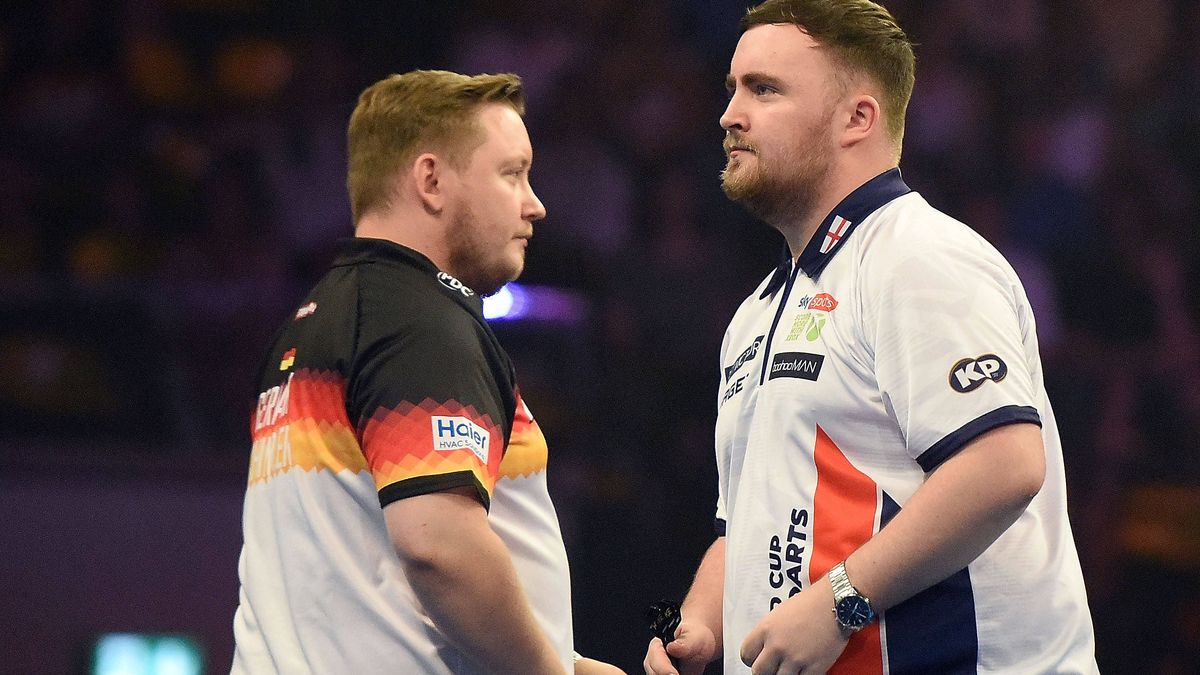 14.06.2025, xhbx, Dart World Cup of Darts 2025, v.l. Martin Schindler (Deutschland), Luke Littler (England) (DFL DFB REGULATIONS PROHIBIT ANY USE OF PHOTOGRAPHS as IMAGE SEQUENCES and or QUASI-VIDE...
