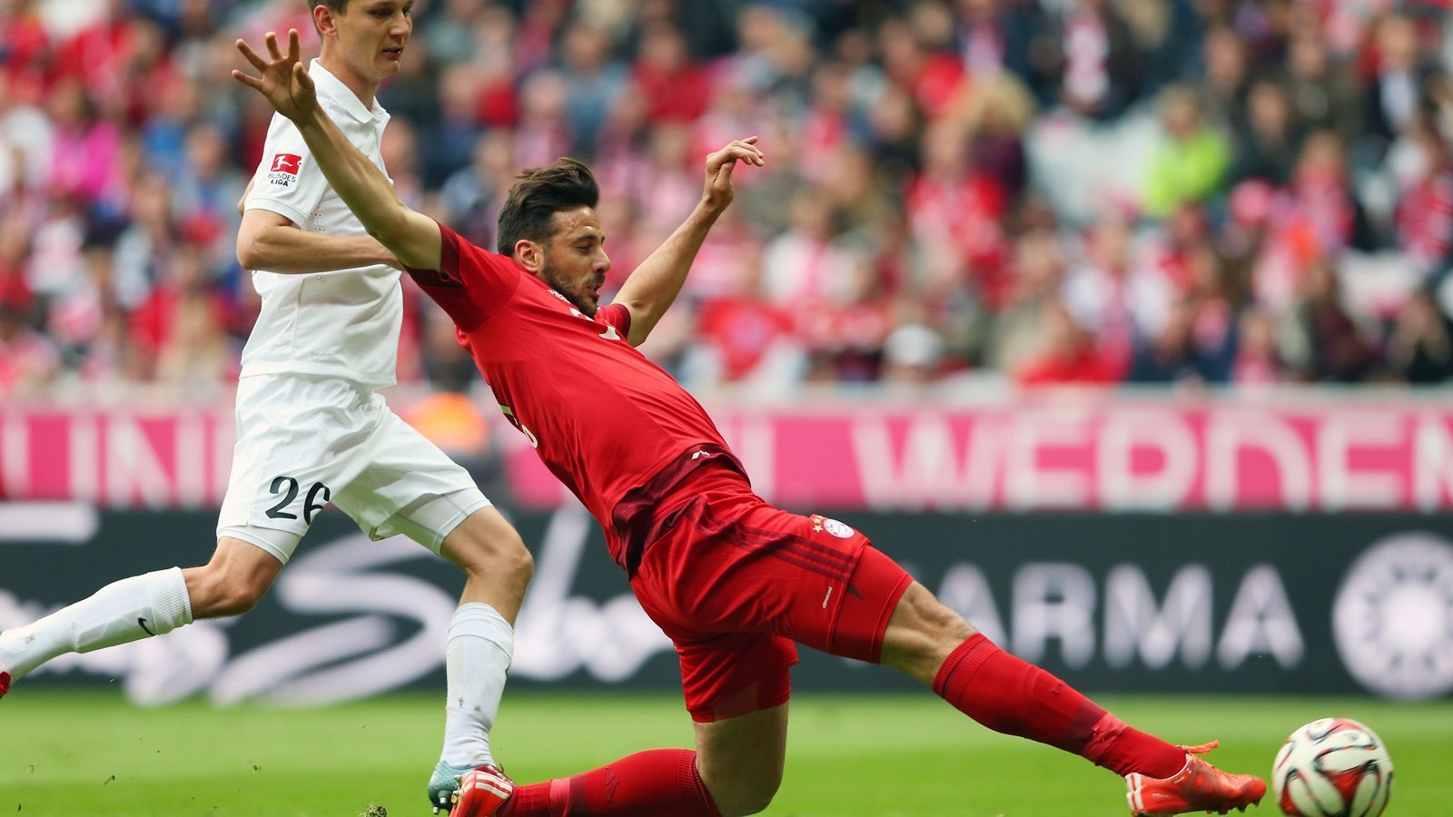 
                <strong>Platz 4: Claudio Pizarro</strong><br>
                Pflichtspiele für die Bayern: 327Pflichtspiel-Tore für die Bayern: 125Nationalität: PeruBeim FC Bayern von 2001 bis 2007 und von 2012 bis 2015 unter Vertrag
              