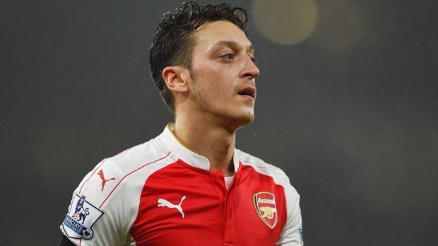 
                <strong>Mesut Özil</strong><br>
                Platz 10: Mesut Özil (FC Arsenal) - Der beste Vorlagengeber der Premier League stürmt die Charts der Trikotverkäufe. Damit ist er der einzige Deutsche im Ranking des World Soccer Shops. 
              