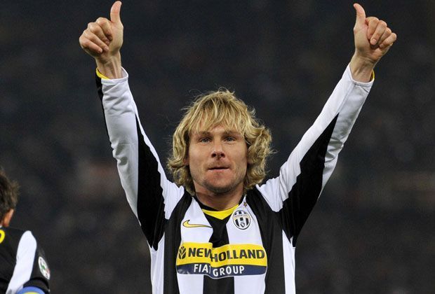 
                <strong>Mittelfeld: Pavel Nedved</strong><br>
                "Unglaublich loyal nach dem Abstieg mit Juventus - und das zu einem Zeitpunkt in seiner Karriere, zu dem er bei jedem Klub Europas hätte spielen können", beschreibt Buffon seinen ehemaligen Teamkollegen bei der "Alten Dame".
              