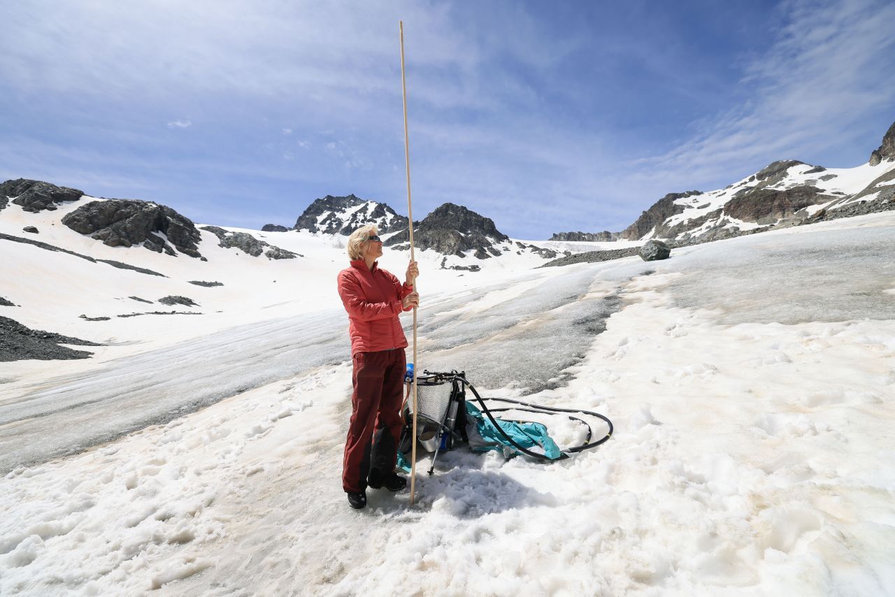 Die Glaziologin misst, wie sich das Eis am Gletscher entwickelt. Hier ist sie auf dem Jamtalferner in Österreich.