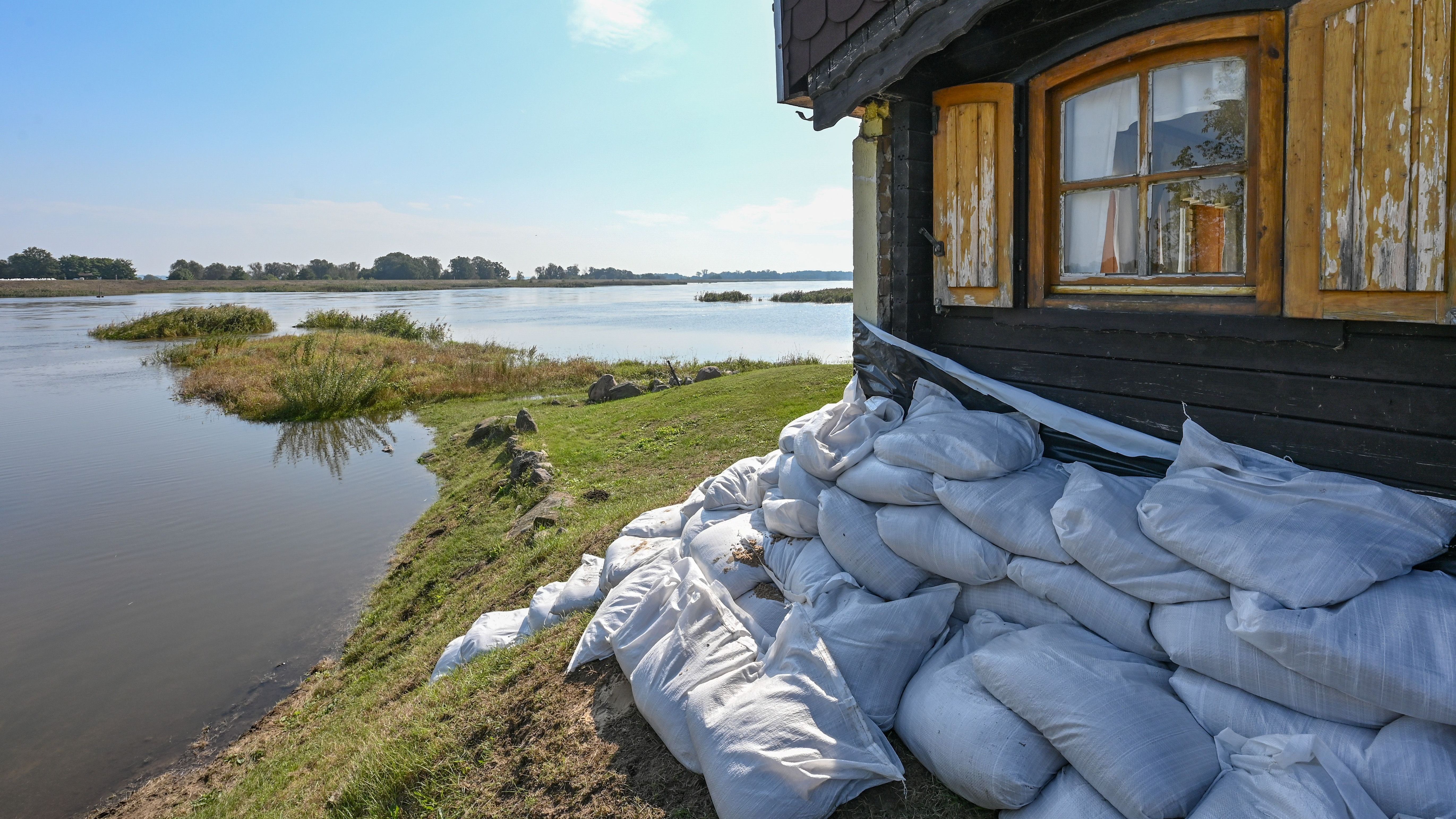 Sandsäcke sollen eine Gaststätte vor dem drohenden Hochwasser schützen, die sich in Lebus, einer Kleinstadt etwa zehn Kilometer nördlich von Frankfurt (Oder), direkt am deutsch-polnischen Grenzfluss Oder befindet.