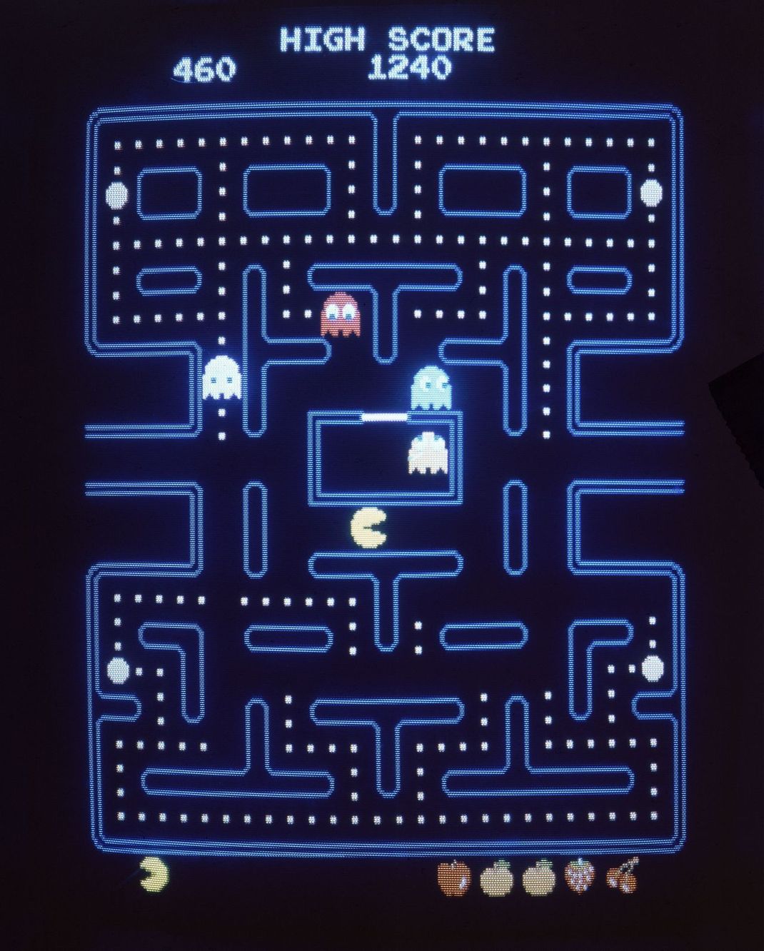 Pac-Man 1983: Die 4 Geister, die Pac-Man verfolgen, sind pink, rot, hellblau und orange- und heißen, Pinky, Blinky, Inky und Clyde.