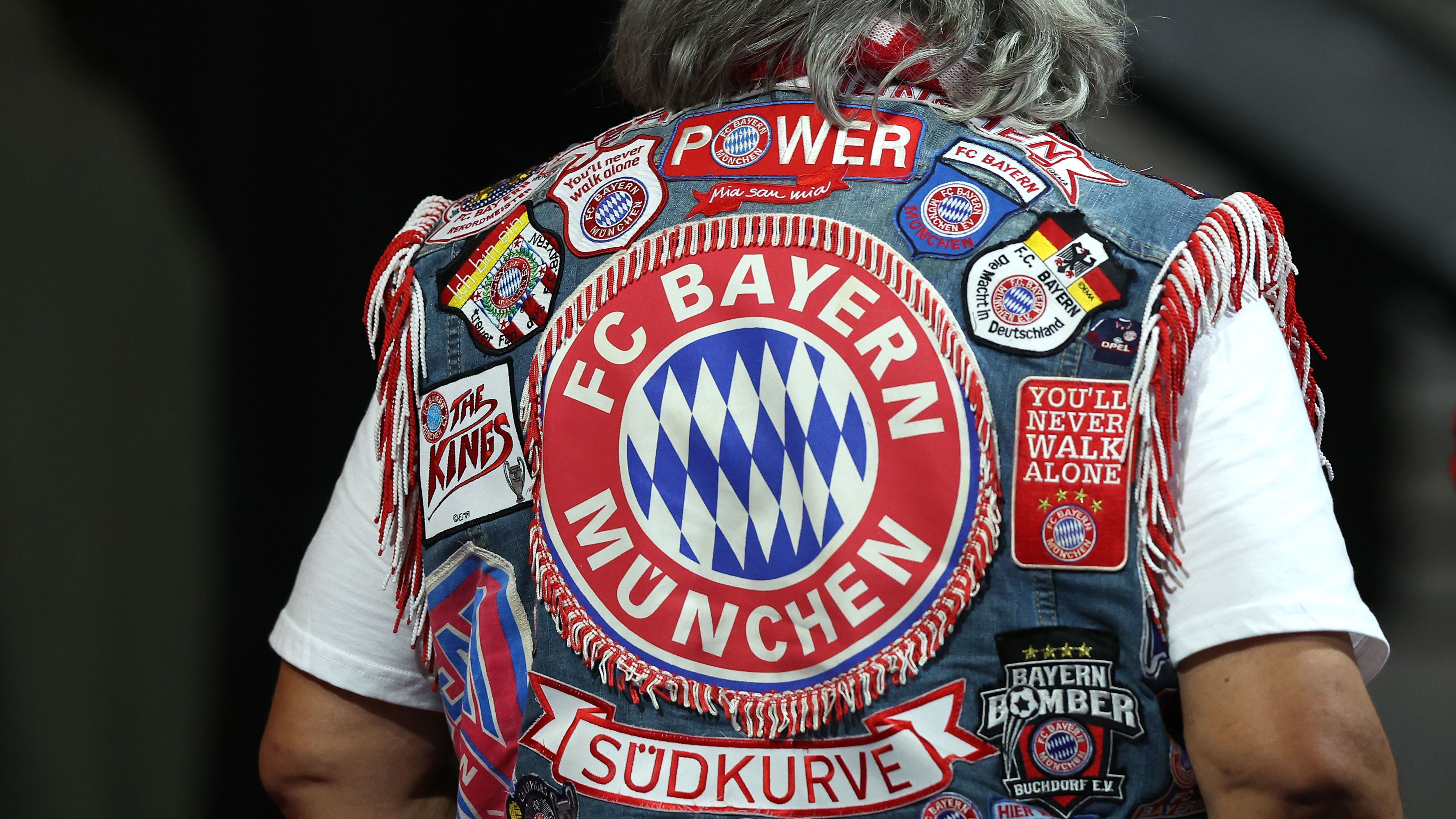 <strong>Jahreshauptversammlung oder Komödiantenstadl?</strong><br>Am Sonntag steigt die diesjährige Jahreshauptversammlung des FC Bayern München im BMW Park der Basketballer. Die Personalie Noussair Mazraoui hatte bei vielen Bayern-Fans in den vergangenen Wochen für Unmut gesorgt. Wie hitzig wird es diesmal? <strong>ran</strong> blickt auf die größten Eklats der JHVs zurück, die zum Teil größten Unterhaltungswert hatten.
