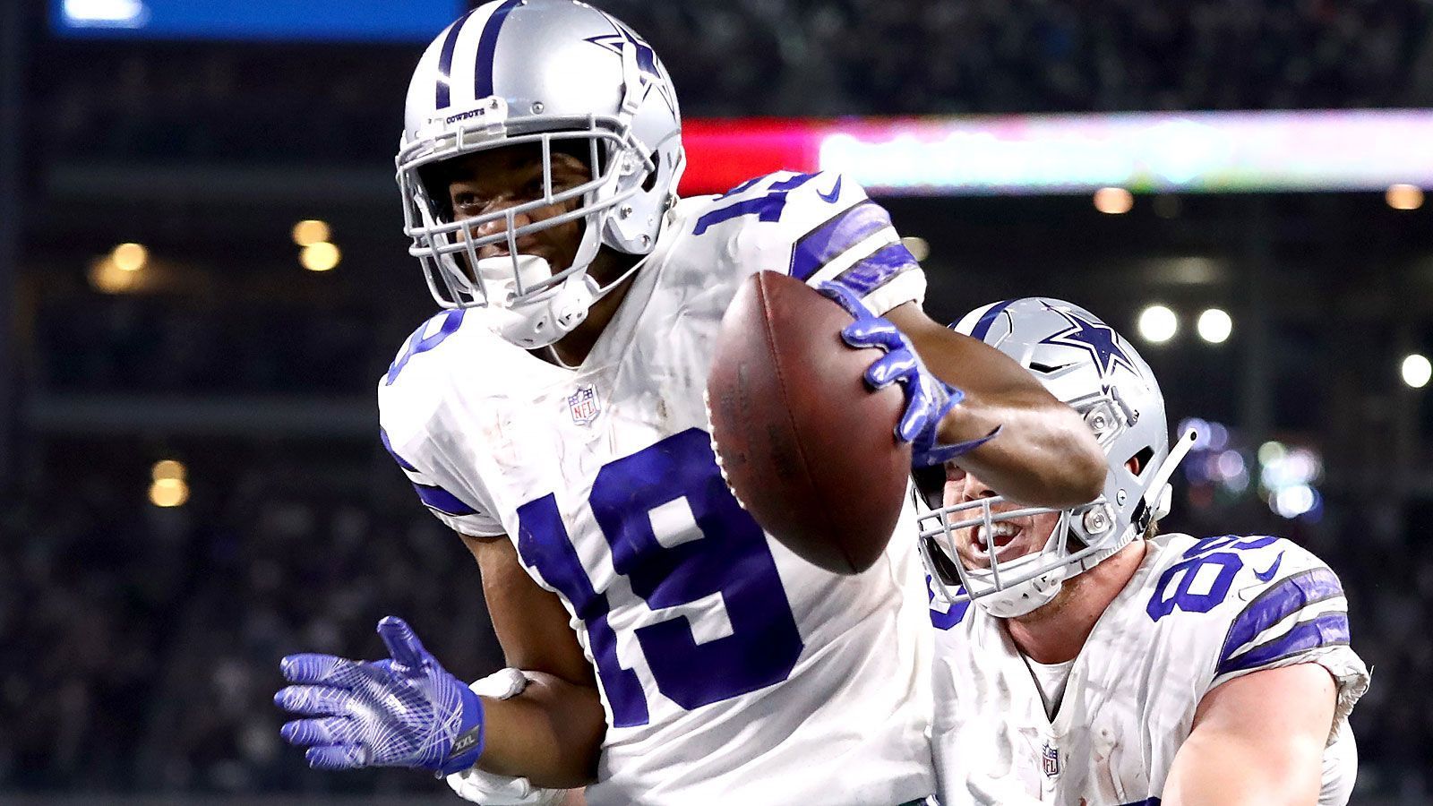 
                <strong>Welchen Cooper-Kurs fahren die Cowboys?</strong><br>
                Auch die Zukunft von Amari Cooper ist nach dieser Saison offen. Der Wide Receiver hat nach dem Trade mit den Oakland Raiders Mitte der vergangenen Spielzeit sofort eingeschlagen und gilt als einer der Hauptgründe für den Aufschwung samt Playoff-Qualifikation in der zweiten Hälfte der Regular Season. Dennoch wird sein Verbleib wohl stark davon abhängen, was die Cowboys für Prescott lockermachen müssen. Auch die Personalie des Passempfängers dürfte also während der Saison immer wieder für Gesprächsstoff sorgen.
              