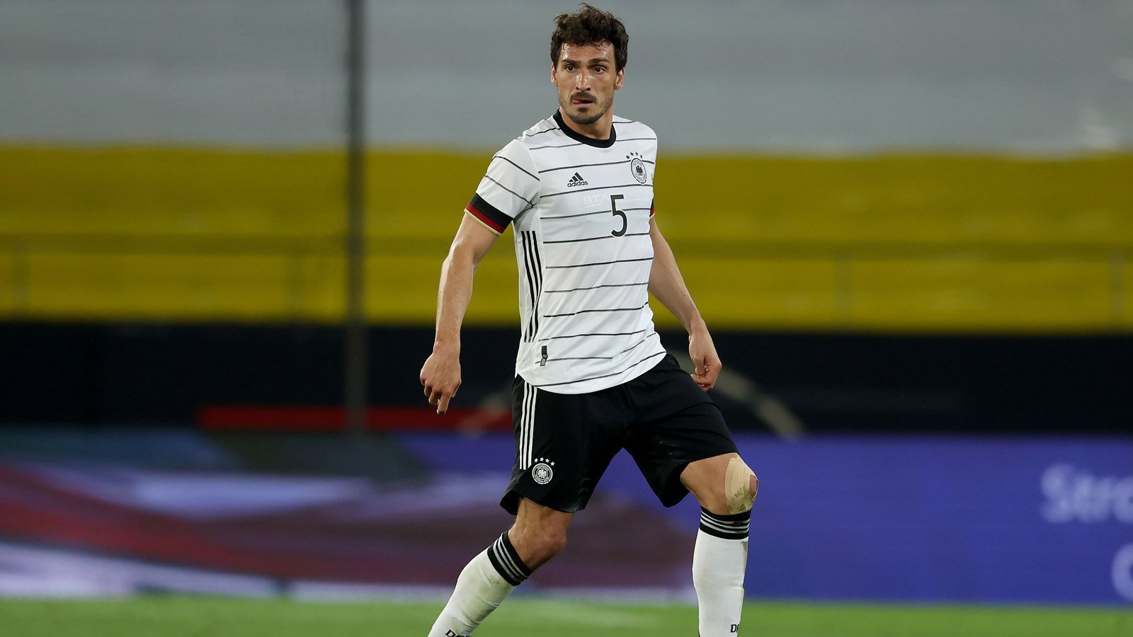 
                <strong>Mats Hummels</strong><br>
                Zum Glück hat der Bundestrainer Hummels pünktlich vor der Euro wieder zurückgeholt. Als Abwehrchef wird er der deutschen Mannschaft Stabilität verleihen. Mit seiner Erfahrung gerade bei großen Turnieren kann er auch kritische Situationen meistern. 
              