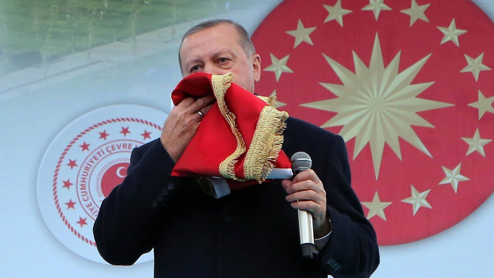 
                <strong>Erdogans Rückennummer wird nicht mehr vergeben</strong><br>
                Erdogan hat sich aber auch auf andere Weise unsterblich für Basaksehir gemacht. Bei einem Promi-Kick zur Eröffnung des neuen Stadions drehte er die Partie mit einem Dreierpack im Alleingang, weshalb nach dem 9:4 entschieden wurde, die vom Präsidenten getragene Rückennummer zwölf nicht mehr zu vergeben. Die Zahl dürfte eine Anspielung darauf sein, dass Erdogan der zwölfte Präsident der Türkei ist.
              