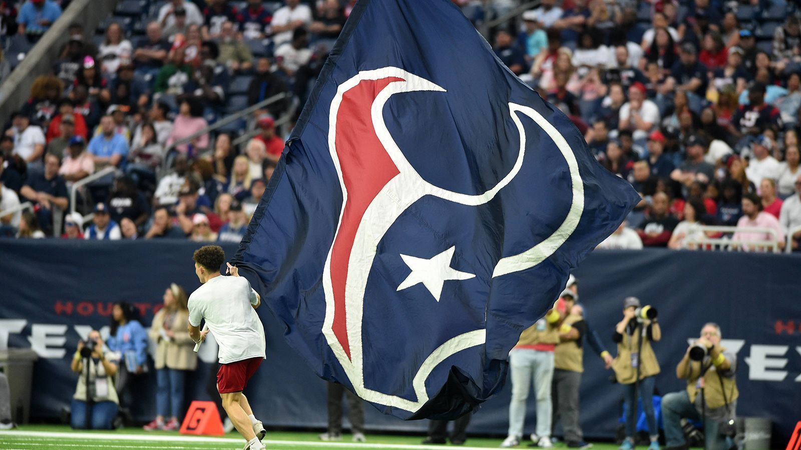 
                <strong>Platz 3 - Houston Texans</strong><br>
                Einnahmen: 211 Millionen Dollar (Besitzer: Janice McNair)
              