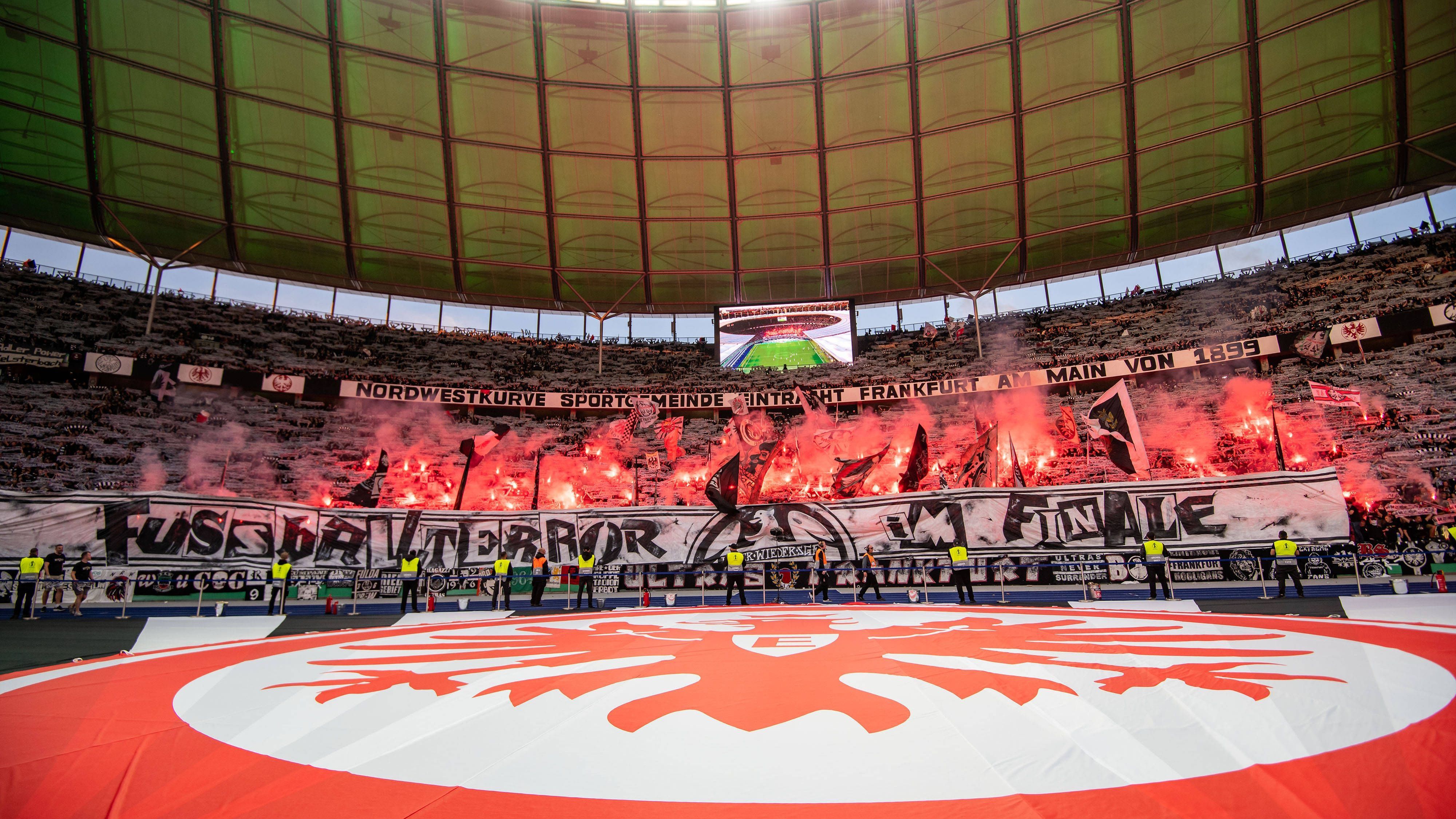 <strong>Platz 8: Eintracht Frankfurt </strong><br>
                • Wert der Geldstrafen: 119.950 Euro<br>• Geahndete Vorfälle: 8