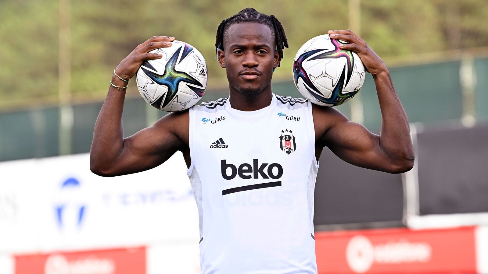 
                <strong>Besiktas Istanbul (Türkei)</strong><br>
                Dank des besseren Torverhältnisses konnte Besiktas Istanbul in einem unglaublich engen Meisterschaftsrennen mit Galatasaray jubeln. Damit stand auch gleichzeitig die Champions-League-Teilnahme von Besiktas fest, die sich kürzlich prominent verstärkten. Von Chelsea lieh der türkische Meister Stürmer Michy Batshuayi aus.
              