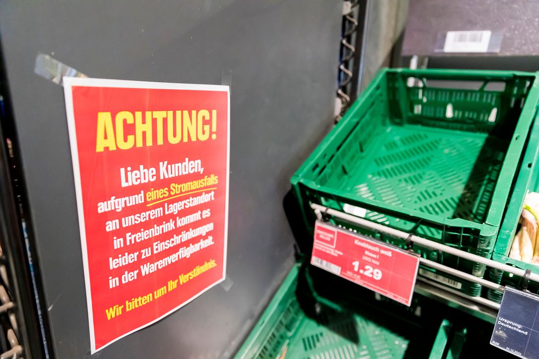 Der Anschlag auf einen Hochspannungsmast nahe der Tesla-Autofabrik wirkt sich auch auf das Edeka-Logistikzentrum Freienbrink aus.