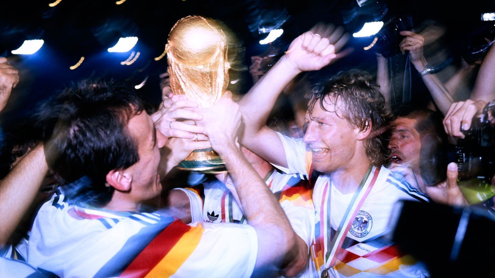 
                <strong>WM-Finale 1990: Argentinien - Deutschland</strong><br>
                Die Mannschaft mit dem Pokal.
              