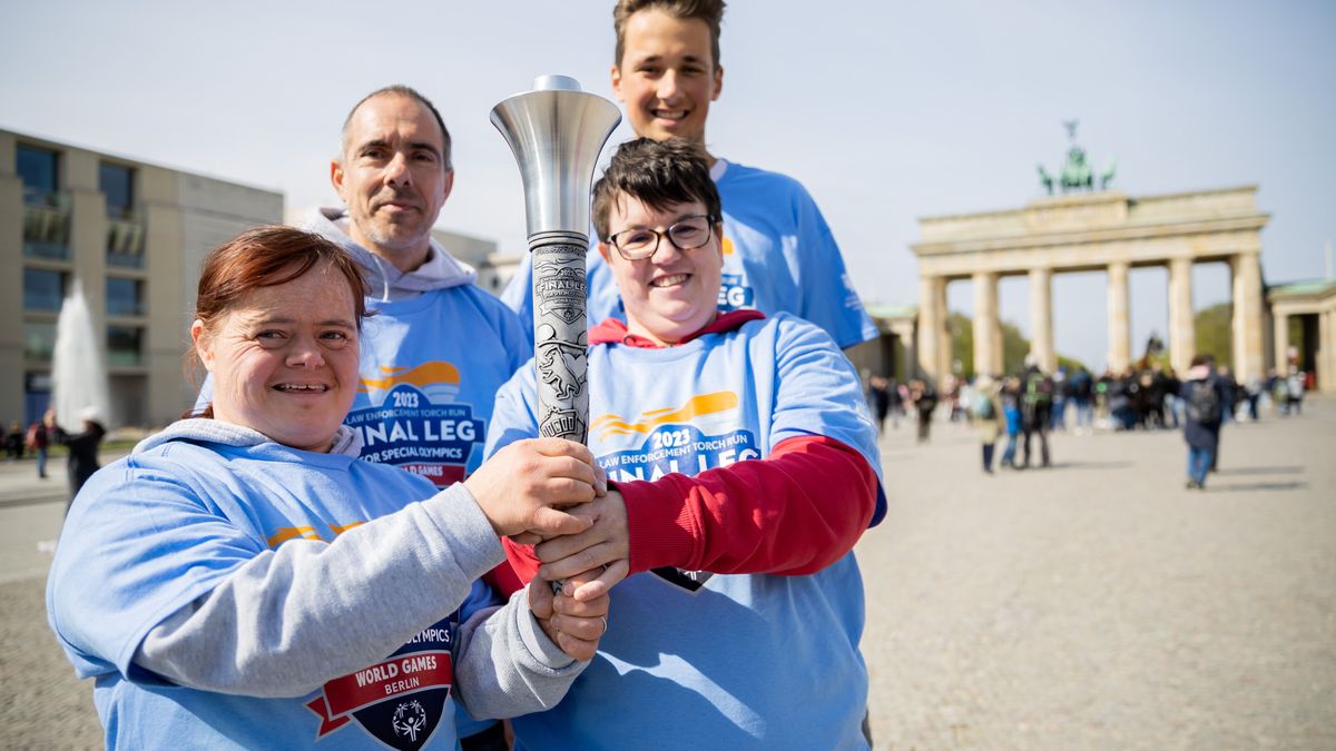 Deutsche Teilnehmer:innen der Special Olympics vor dem Brandenburger Tor in Berlin