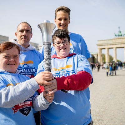 Deutsche Teilnehmer:innen der Special Olympics vor dem Brandenburger Tor in Berlin