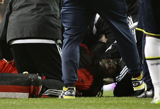 
                <strong>Bafétimbi Gomis bricht zusammen</strong><br>
                Weit aufgerissene Augen und sichtlich geschockt liegt Gomis auf dem Boden. Nach dem Spiel meldete sich der Swansea-Spieler bei Twitter und sprach über seinen Gesundheitszustand.
              