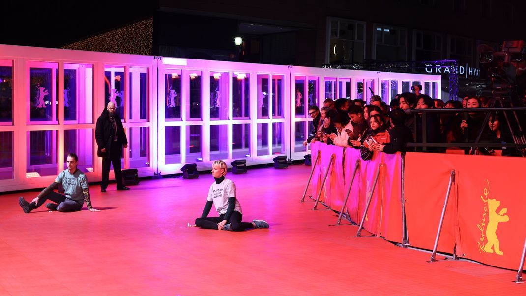  Zwei junge Menschen haben sich während der Eröffnung der Berlinale auf dem roten Teppich festgeklebt. 