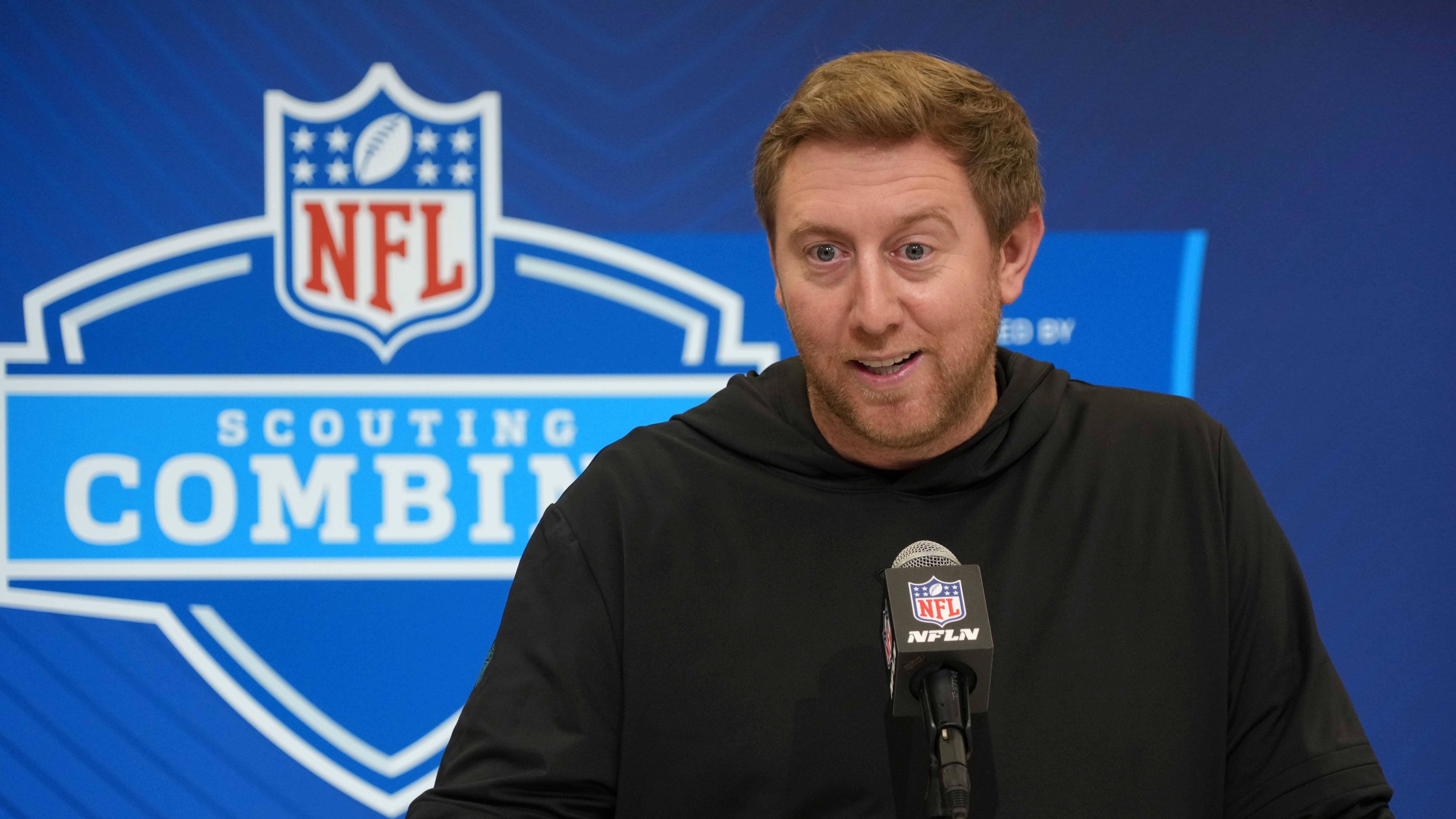 <strong>Platz 28: Jacksonville Jaguars um Head Coach Liam Coen</strong><br>Nach einem <a data-li-document-ref="489455" href="https://www.ran.de/sports/american-football/nfl/news/nfl-jacksonville-jaguars-stellen-liam-coen-als-head-coach-vor-489455">kurzen Hin und Her</a> packte Liam Coen bei den Tampa Bay Buccaneers seine Koffer und unterschrieb bei den Jacksonville Jaguars. Dort soll er die Offensive um Quarterback Trevor Lawrence zurück auf die Überholspur lenken. Bei den Buccaneers führte er die Offensive zu alter Stärke, gelingt es ihm auch in Jacksonville?