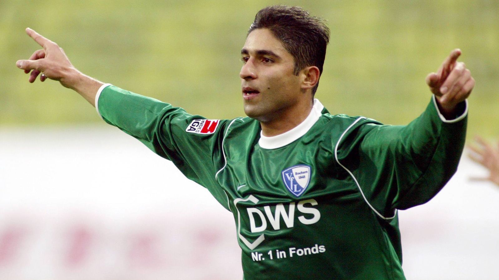 
                <strong>Vahid Hashemian (16 Tore in der Saison 2003/04 für den VfL Bochum)</strong><br>
                Die mit Abstand erfolgreichste Saison seiner Bundesliga-Laufbahn erlebte der Iraner Vahid Hashemian 2003/04 mit dem VfL Bochum. Nach zuvor acht bzw. zehn Bundesliga-Saisontoren gelangen dem "Hubschrauber" (Spitzname wegen seiner Kopfballstärke) damals 16 Treffer für den Klub aus dem Ruhrpott. Diese starke Bilanz brachte Hashemian im Anschluss einen Vertrag beim FC Bayern ein, doch weder dort, noch in weiterer Folge bei Hannover 96 konnte der Stürmer seine Traumsaison aus Bochum bestätigen. Selbst, als der Ex-Nationalspieler 2008 für zwei Jahre zum VfL zurückkehrte, klappte es nicht mehr ansatzweise so regelmäßig mit Torerfolgen, wie eben in der Spielzeit 2003/04. Heute ist der 43-Jährige Co-Trainer der iranischen Nationalmannschaft, für die er als Aktiver einst selbst 50 Mal auflief (14 Tore). 
              
