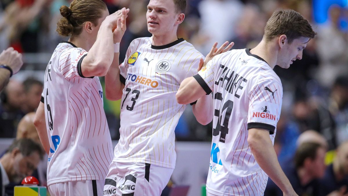 28.01.2024, EHF EURO 2024, Männer Europameisterschaft Handball, Lanxess Arena in Köln, Spiel um Platz 3, Deutschland - Schweden: Timo Kastening (Deutschland) zusammen mit Juri Knorr (Deutschland) u...