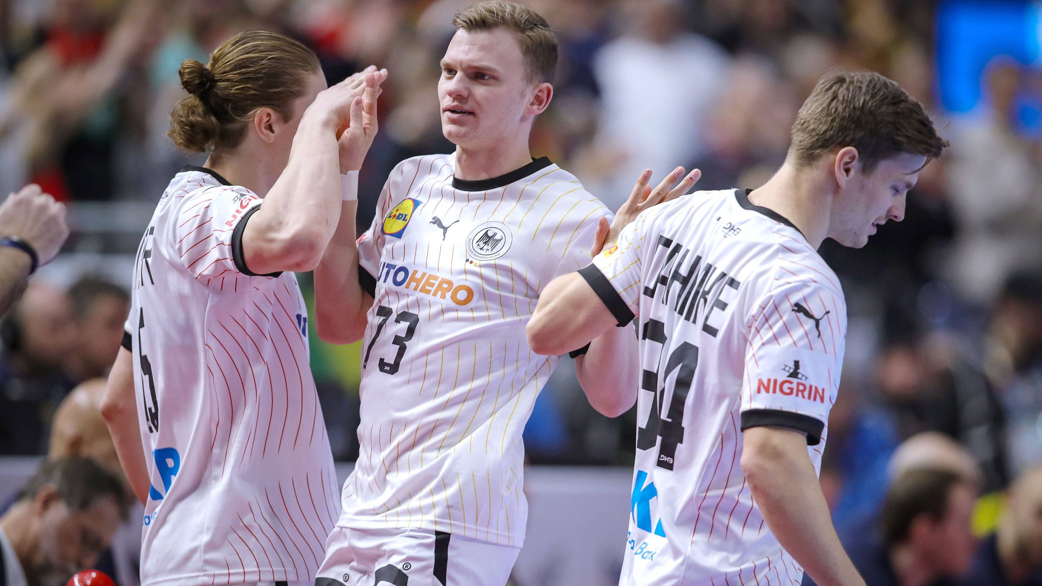 <strong>DHB-Team verpasst Bronze bei der Heim EM: Die Noten zum Spiel</strong><br>Die DHB-Auswahl unterliegt Schweden im Spiel um Platz 3 mit 31:34 (12:18) und verpasst damit Bronze und die direkte Olympia-Quali bei der Heim-EM. Besonders für einen DHB-Star wird das letzte EM-Spiel anfänglich zu einem absoluten Albtraum. Die Noten und Einzelkritiken der deutschen Stars zum Spiel.