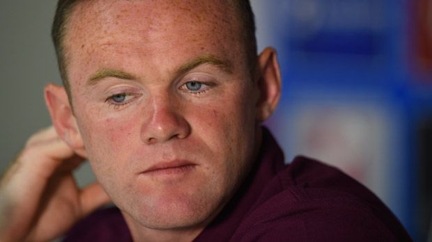 
                <strong>10 Dinge, die ihr über Wayne Rooney nicht wisst!</strong><br>
                Die Mutter von Wayne Rooney arbeitet noch heute an der Essensausgabe der örtlichen Schule - und bekommt den Kummer der Schulkinder zu spüren, wenn ihr Sohn nicht seine Leistung bringt.
              