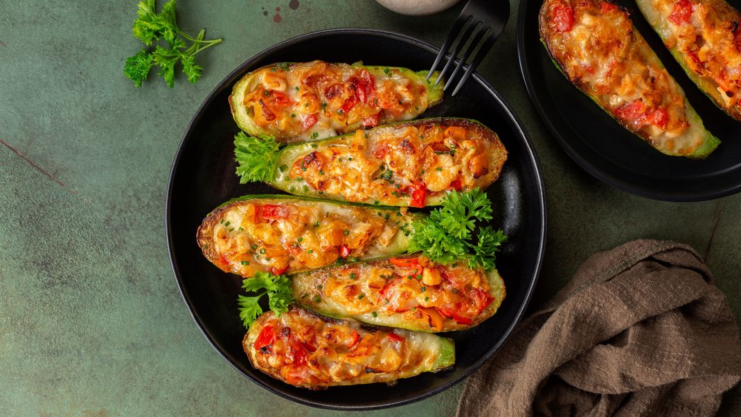 Zucchini: Überbacken mit cremiger Feta-Füllung