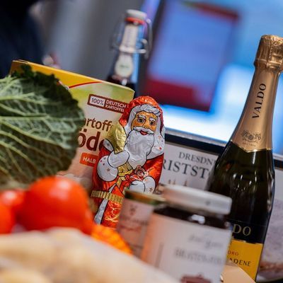 Weihnachtseinkauf im Supermarkt
