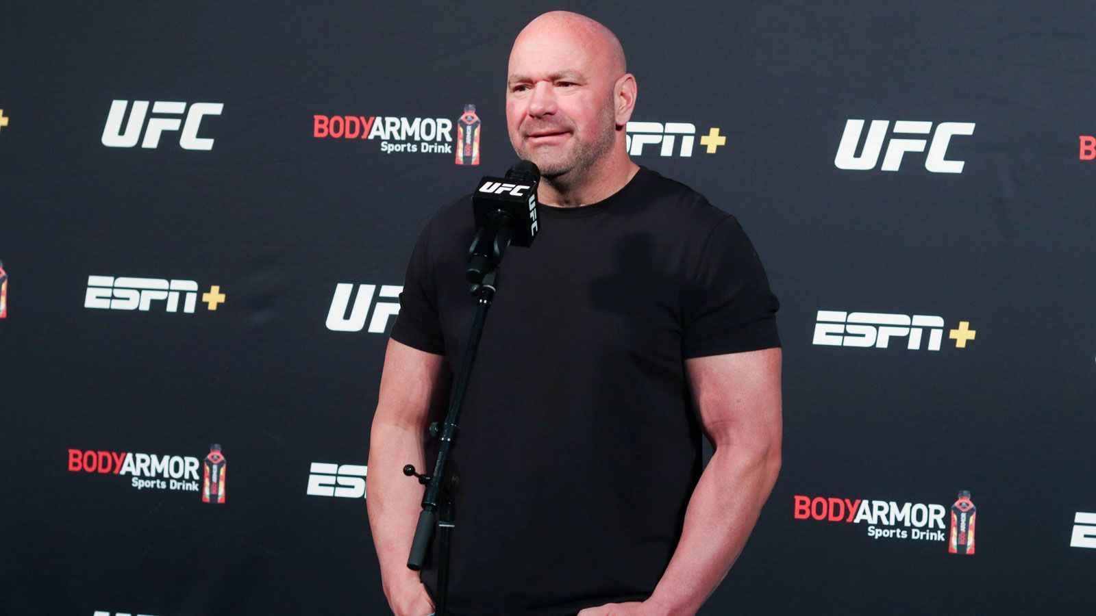 
                <strong>Dana White (Tampa Bay Buccaneers)</strong><br>
                Unternehmer und UFC-Präsident Dana White scheint sich nicht nur für Kampfsport zu interessieren – auch Football findet einen Platz in seinem Leben. Erst vor einigen Tagen postete er auf Instagram ein Video mit Grüßen an Tom Brady und Rob Gronkowski.
              