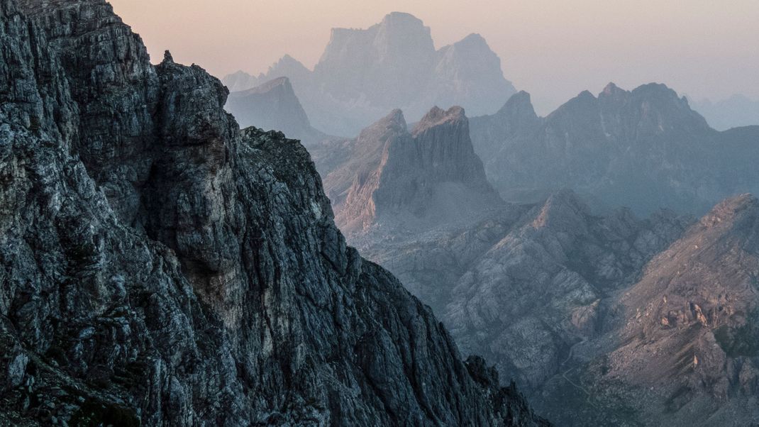 Die Berge wie hier in den Dolomiten werden immer brüchiger. Der Alpenverein Südtirol will die Politik nun von weiteren Bauprojekten in den Bergen abhalten.