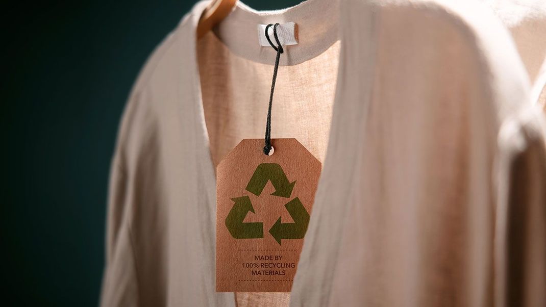 Gibt es Gütesiegel für nachhaltige Kleidung? Ja! Wir verraten euch, wie ihr Greenwashing-Marken erkennt. 