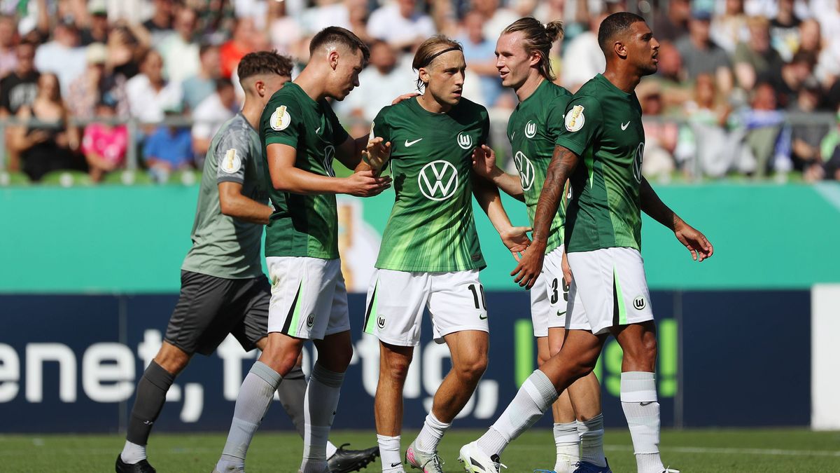 Hemelingen vs VfL, 1. Runde DFB Pokal Bremen, 16.08.2025, FUßBALL - SV Hemelingen vs VfL Wolfsburg, 1. Runde DFB Pokal, Saison 2025 26. Lovro Majer (VfL Wolfsburg) jubelt mit Mannschaftskollegen na...