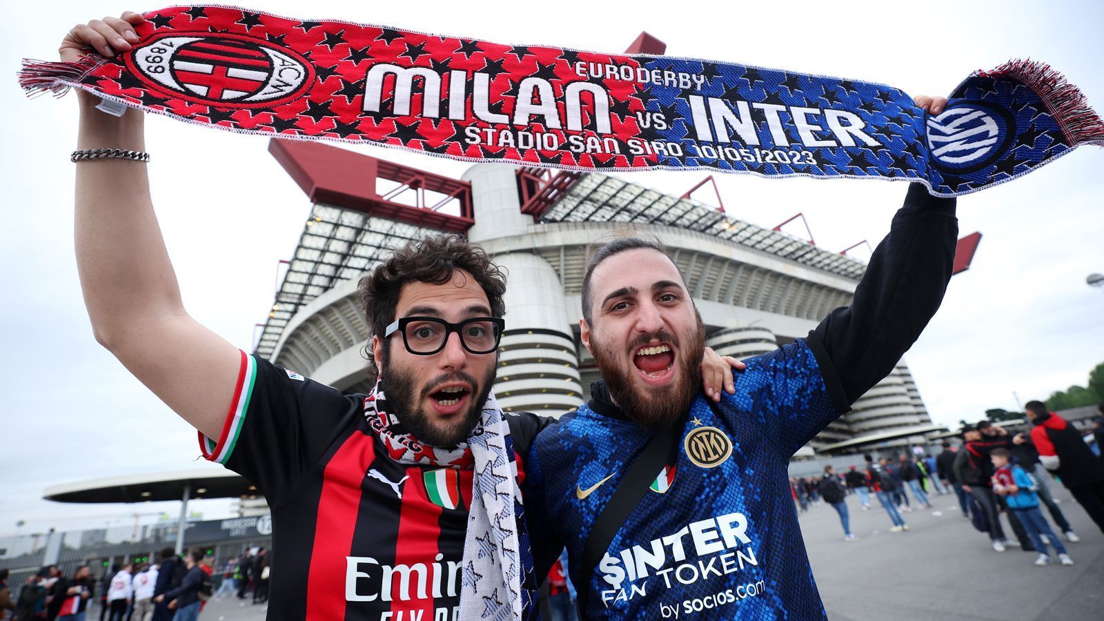 
                <strong>Stadtderby in der Champions League: AC Mailand vs. Inter Mailand</strong><br>
                Normalerweise wäre ein solches Bild wohl unbedenkbar. Vor dem "Euroderby" kam es aber zu Verbrüderungen zwischen den Fans.
              