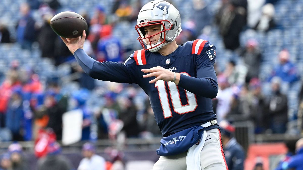January 5, 2025: New England Patriots quarterback Drake Maye (10) warms up before a game against the Buffalo Bills at Gillette Stadium in Foxborough, Massachusetts. MANDATORY CREDIT: CSM Foxborough...