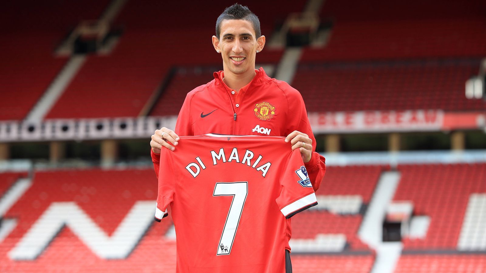 
                <strong>Platz 5: Angel Di Maria</strong><br>
                Mittlerweile ist Angel Di Maria über die Station Paris St. Germain bei Juventus Turin gelandet. 2014 wechselte der argentinische Flügelflitzer für 75 Millionen Euro von Real Madrid zu Manchester United. Doch im Gegensatz zu seinen Leistungen in Madrid und Paris zeigte der 34-Jährige in der Premier League ein anderes Gesicht. Nach nur einer Saison im Trikot der "Red Devils" zog es Di Maria in die französische Hauptstadt. Einziger Lichtblick für Manchester: United bekam von den Franzosen noch 63 Millionen Euro an Ablöse.
              