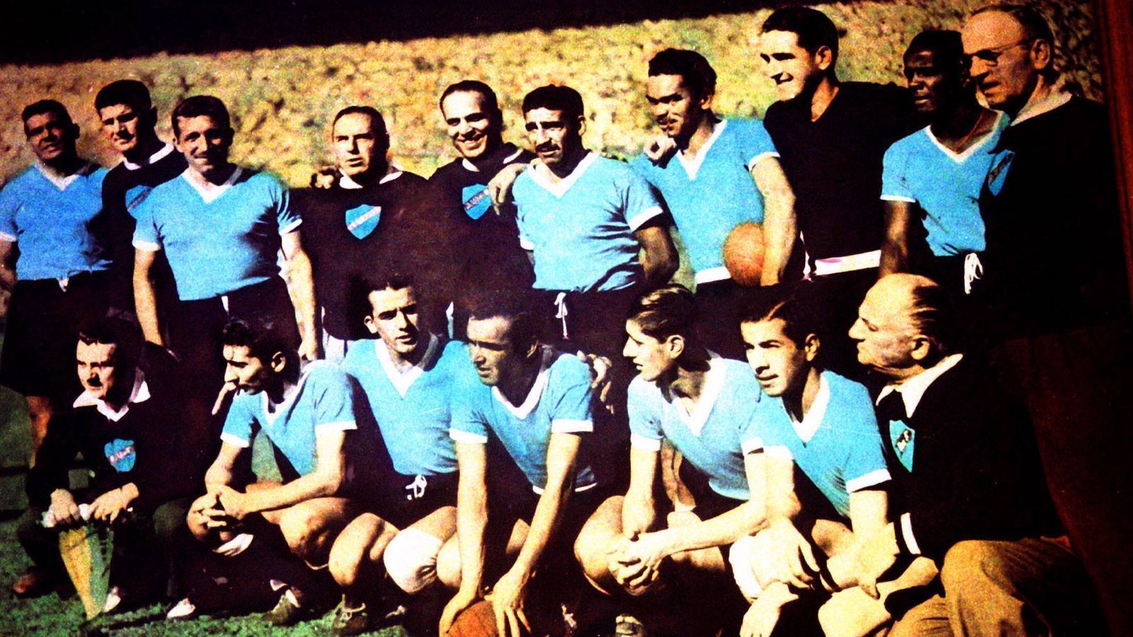 
                <strong>WM 1950 - Uruguay</strong><br>
                Die WM in Brasilien war die erste nach dem zweiten Weltkrieg und insgesamt 13 Nationen nahmen daran teil. Im Finale von Rio de Janeiro feuerten rund 200.000 brasilianische Fans ihre Nationalmannschaft an, die sich jedoch mit 2:1 dem kleinen Nachbar aus Uruguay geschlagen geben musste. Für Uruguay war es nach 1930 der zweite Triumph bei einer Weltmeisterschaft. 
              