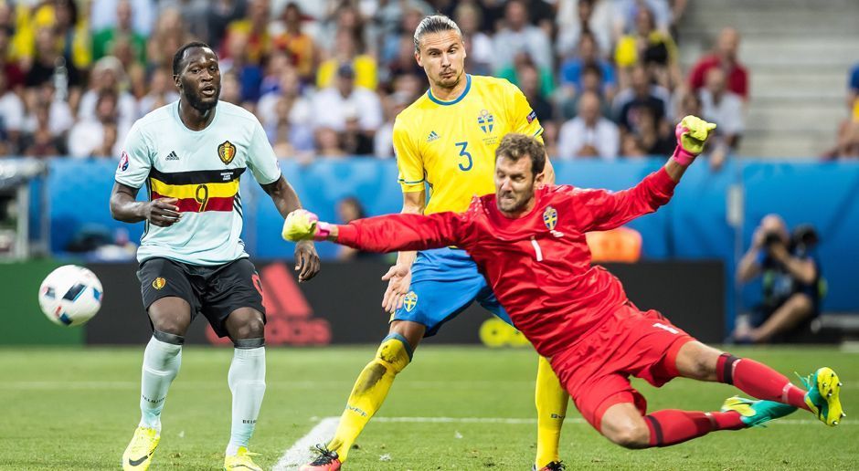 
                <strong>Andreas Isaksson (Schweden)</strong><br>
                Andreas Isaksson (Schweden): Der dritte Schwede im Bunde ist Andreas Isaksson. Der 34 Jahre alte Torhüter stand 130 Mal für die Nationalmannschaft zwischen den Pfosten.
              