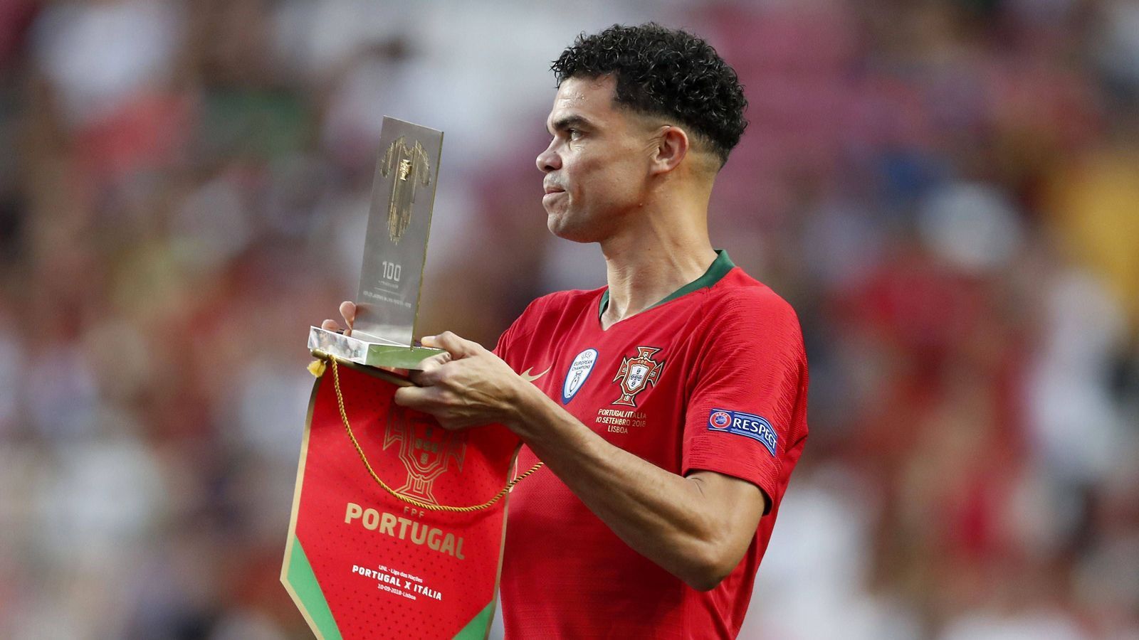 
                <strong>Pepe (Portugal)</strong><br>
                Pepe - Brasilien: Der kompromisslose Verteidiger von Besiktas Istanbul wurde in Brasilien geboren. Er begann seine Karriere in seiner Heimatstadt Maceio bei SC Corinthians Alagoano. Als 18-Jähriger verließ er das Land auf eigene Faust und ging nach Portugal. Dort wurde er nach einiger Zeit vom portugiesischen Erstligisten Maritimo Funchal verpflichtet. Für Brasilien spielte er nie.
              