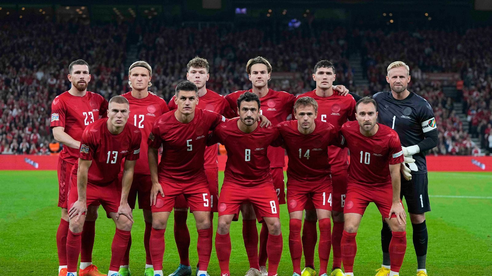
                <strong>Dänemark - "Danish Dynamite" </strong><br>
                Seit dem sagenhaften EM-Triumph Dänemarks im Sommer 1992, als der nur als Nachrücker für das im Krieg befindliche Jugoslawien gestartete Außenseiter im Finale gegen Deutschland nach einem 2:0 sensationell Europameister wurde, tragen die Skandinavier den einprägsamen Spitznamen "Danish Dynamite".
              