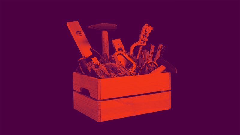 Werkzeuge in einer Holzkiste