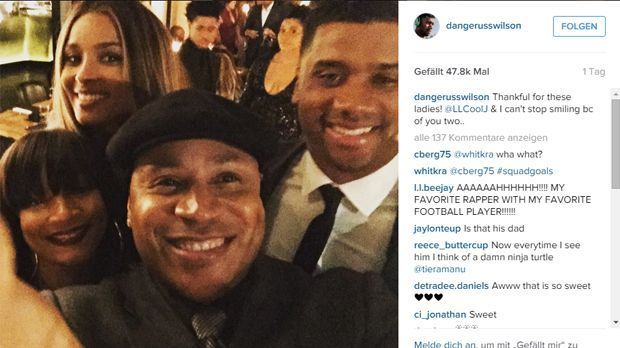 
                <strong>Russell Wilson mit LL Cool J</strong><br>
                Auch ein Star wird mal zum Fan! Russell Wilson (re.), Quarterback der Seattle Seahawks, zeigt sich hier mit seiner Freundin, Sängerin Ciara (hinten links) und dem Rapper LL Cool J (vorne Mitte).
              