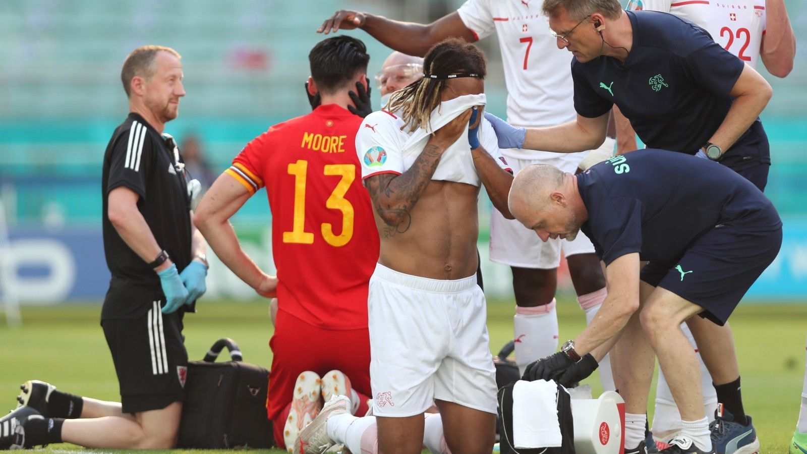 
                <strong>Erster Zusammenstoß</strong><br>
                Bis zur ersten Verletzungspause dauert es im Spiel dann nicht lange. Schweiz-Profi Kevin Mbabu und der Waliser Kieffer Moore müssen behandelt werden.
              