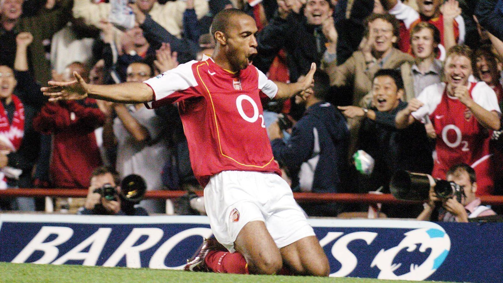 
                <strong>Sturm: Thierry Henry</strong><br>
                Der Rekordtorschütze des FC Arsenals - Thierry Henry mit 228 Treffern – ist selbstverständlich auch in der besten Arsenal-Mannschaft aller Zeiten vertreten. Acht Jahre lang beglückte er die Arsenal-Fans mit seinen Toren. In seiner Zeit dort wurde er zwei Mal zum Spieler der Saison gewählt, sieben Titel gelangen dem Franzosen mit den "Gunners". 2012 hatte er nochmal ein kurzes Gastspiel von einem Monat bei Arsenal, als er von RB New York dorthin verliehen wurde. Drei Jahre später folgte das Karriereende. Henry ist Besitzer des Klubs Como 1907.
              