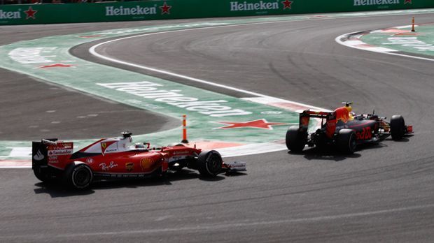 
                <strong>"Bastard" Max Verstappen</strong><br>
                Man mag darüber streiten, ob Vettels Reaktion in der falschen Annahme, Hamilton habe ihn ausgebremst, nachvollziehbar ist. Das Problem: Vettel stand quasi unter Bewährung, nachdem er beim Rennen in Mexiko komplett neben der Spur stand. Zunächst beschimpfte er Max Verstappen aufgrund dessen Fahrweise als "Bastard".
              