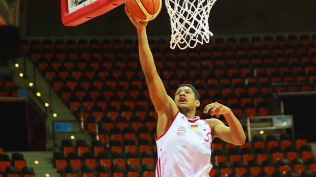 
                <strong>Karim Jallow (FC Bayern Basketball)</strong><br>
                Karim Jallow (19 Jahre, FC Bayern Basketball): "Karim ist erst 19 Jahre alt, aber schon ein richtig guter Athlet. Er bringt für mich vieles mit, um irgendwann mal den Sprung in die NBA zu schaffen – auch, wenn er aktuell 'nur' in der zweiten Mannschaft des FC Bayern Basketball spielt, ist er doch ein 'long-shot' um es einmal dorthin zu schaffen. Er ist auf einem richtig guten Weg. Karim hat großes Potenzial, muss aber natürlich noch viel lernen. Dennoch: Für mich ist er ein potenzieller NBA-Spieler. Vielleicht nicht gleich heute, aber warum nicht morgen oder übermorgen?"
              