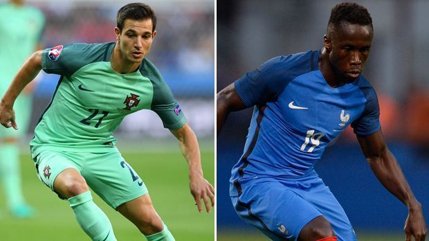 
                <strong>Cedric Soares vs. Bacary Sagna</strong><br>
                Cedric Soares vs. Bacary Sagna: Beim Duell auf der Rechtsverteidiger-Position kommt es zum Duell zwischen zwei Premier-League-Spielern. Auf Portugals Seite ist es der im deutschen Singen geborene Cedric Soares vom FC Southampton. Der 24-Jährige musste in der Gruppenphase noch drei Mal zuschauen, profitierte aber von schwachen Leistungen des Wolfsburgers Vierinha. Sein Gegenüber ist Bacary Sagna von Manchester City. Der 33 Jahre alte Routinier spielt seine Rolle bei der Heim-EM bislang grundsolide und unaufgeregt. Punkt für Frankreich. 0:2.
              