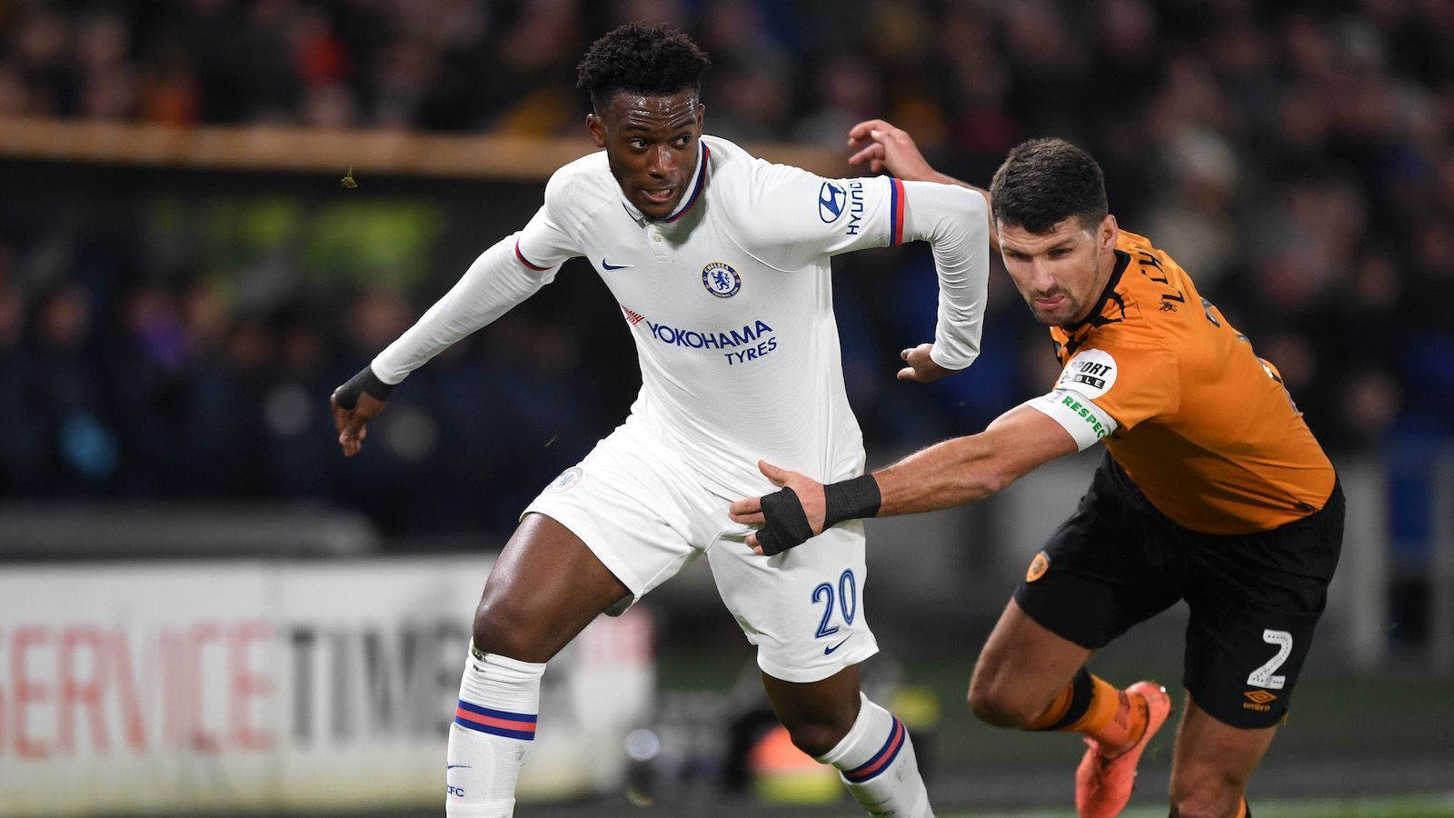 
                <strong>Callum Hudson-Odoi (FC Chelsea)</strong><br>
                Der 19-Jährige sollte schon 2019 nach München kommen - ohne Erfolg. Doch es gibt wohl eine neue Chance: Hudson-Odoi ist mit seiner aktuellen Rolle beim FC Chelsea unzufrieden. Bedingt durch die Neuzugänge Hakim Ziyech, Timo Werner und Kai Havertz ist der Linksaußen in der Hierarchie bei Trainer Frank Lampard deutlich nach unten gerutscht. Zwar erzielte er am Samstag beim 3:3 gegen West Bromwich ein Tor, strebt laut englischen Medien aber einen Vereinswechsel an, um mehr zu spielen. Für die Bayern würde ein Leihgeschäft Sinn machen, um nach dem Abschied von Ivan Perisic eine weitere Alternative auf den Flügeln zu haben. 
              