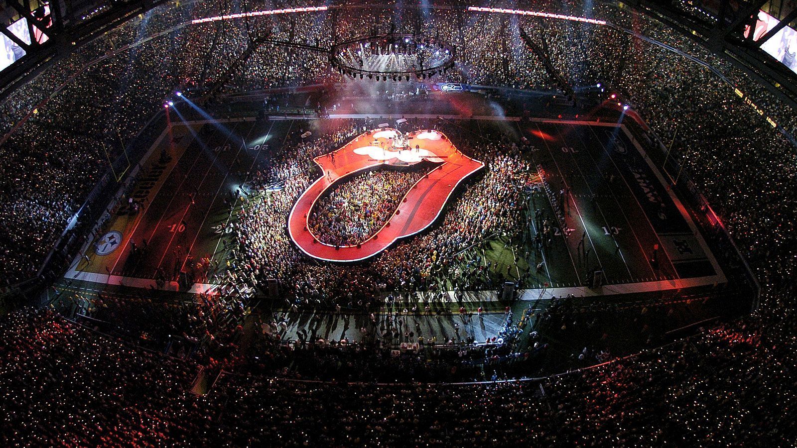 <strong>2006: Rolling Stones</strong><br>
                Auf einer gigantischen Bühne, die wie die Rolling-Stones-Zunge geformt ist, geben sie einige ihrer Hits zum Besten.
