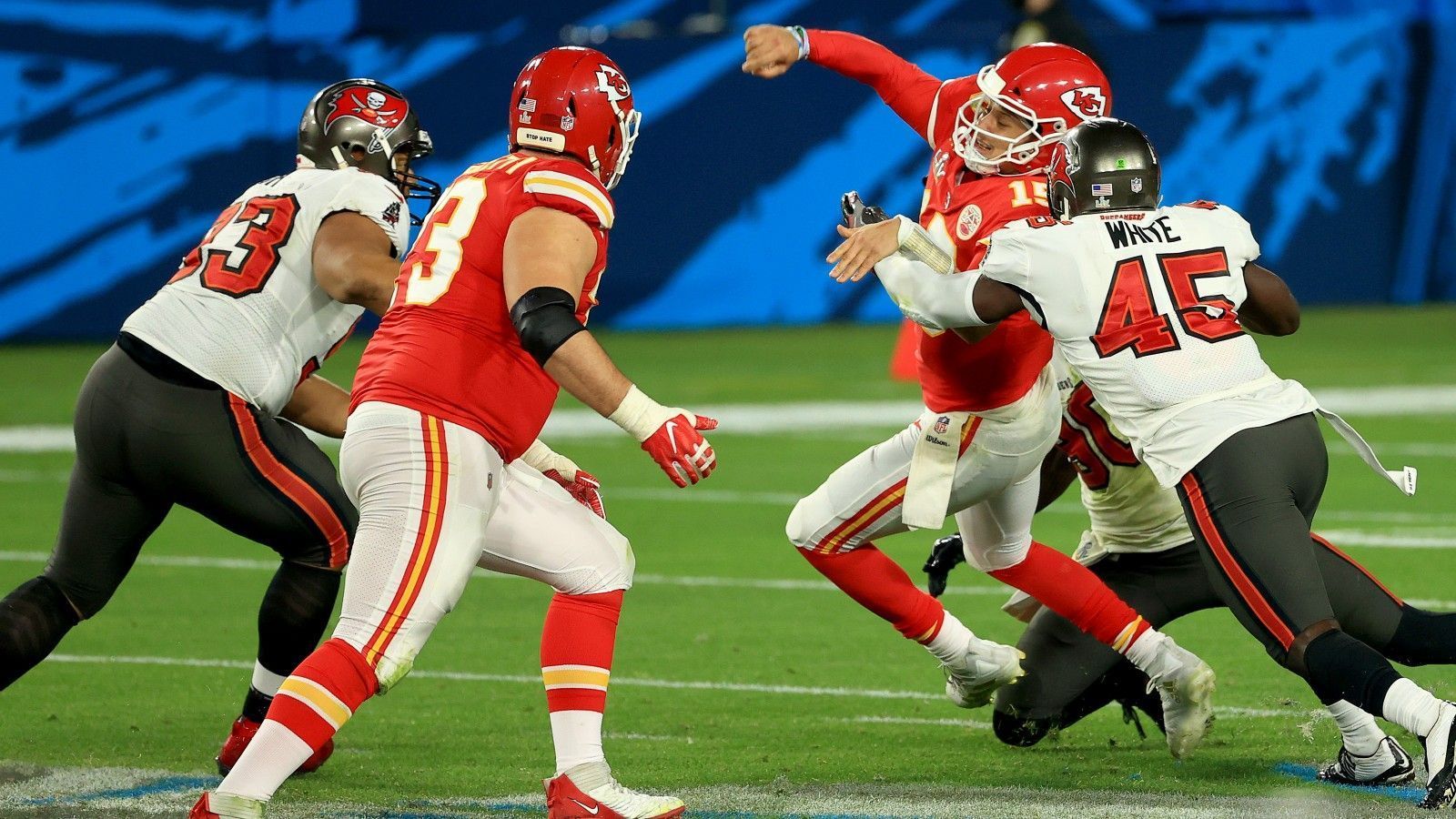 
                <strong>Rekorde, Statistiken, Titel: Irre Zahlen zum Super Bowl LV</strong><br>
                Der Super Bowl LV in Tampa sorgte für einige beeindruckende Statistiken. Patrick Mahomes lieferte das statistisch schlechteste Spieler seiner NFL-Karriere, lief aber fast 500 Yards, und Tom Brady übertrumpft jedes NFL-Team in der Gesamtzahl der Super-Bowl-Siege. ran.de zeigt die Zahlen zum 55. Super Bowl.
              