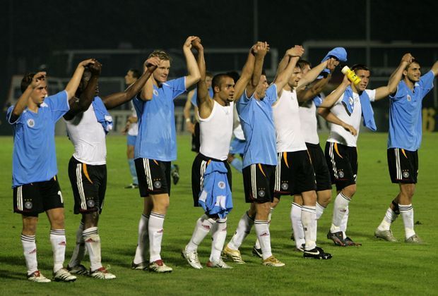 
                <strong>San Marino - Deutschland 0:13</strong><br>
                Am 6. September 2006 feiert die deutsche Nationalelf beim 13:0-Sieg in San Marino den höchsten Sieg in einem EM-Qualifikationsspiel überhaupt. Keiner anderen Nation gelingt es anschließend, mehr Tore in der EM-Quali zu schießen.
              